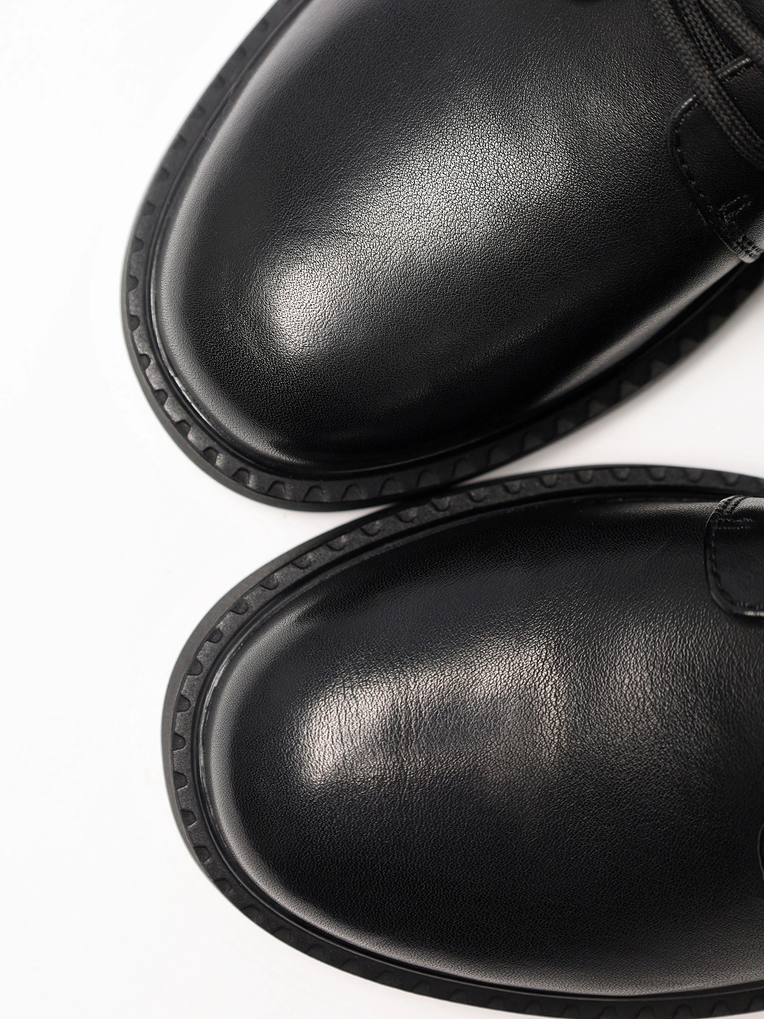 Ботинки черного цвета на среднем широком каблуке